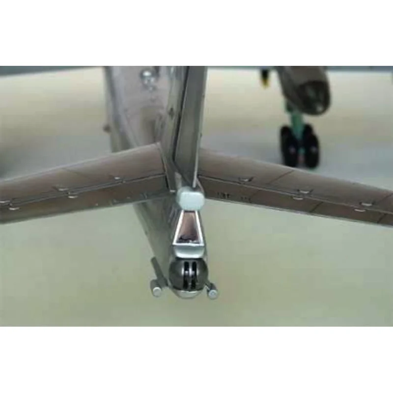 TRUMPETER SCALE MODELS -1601 - Aircraft model 